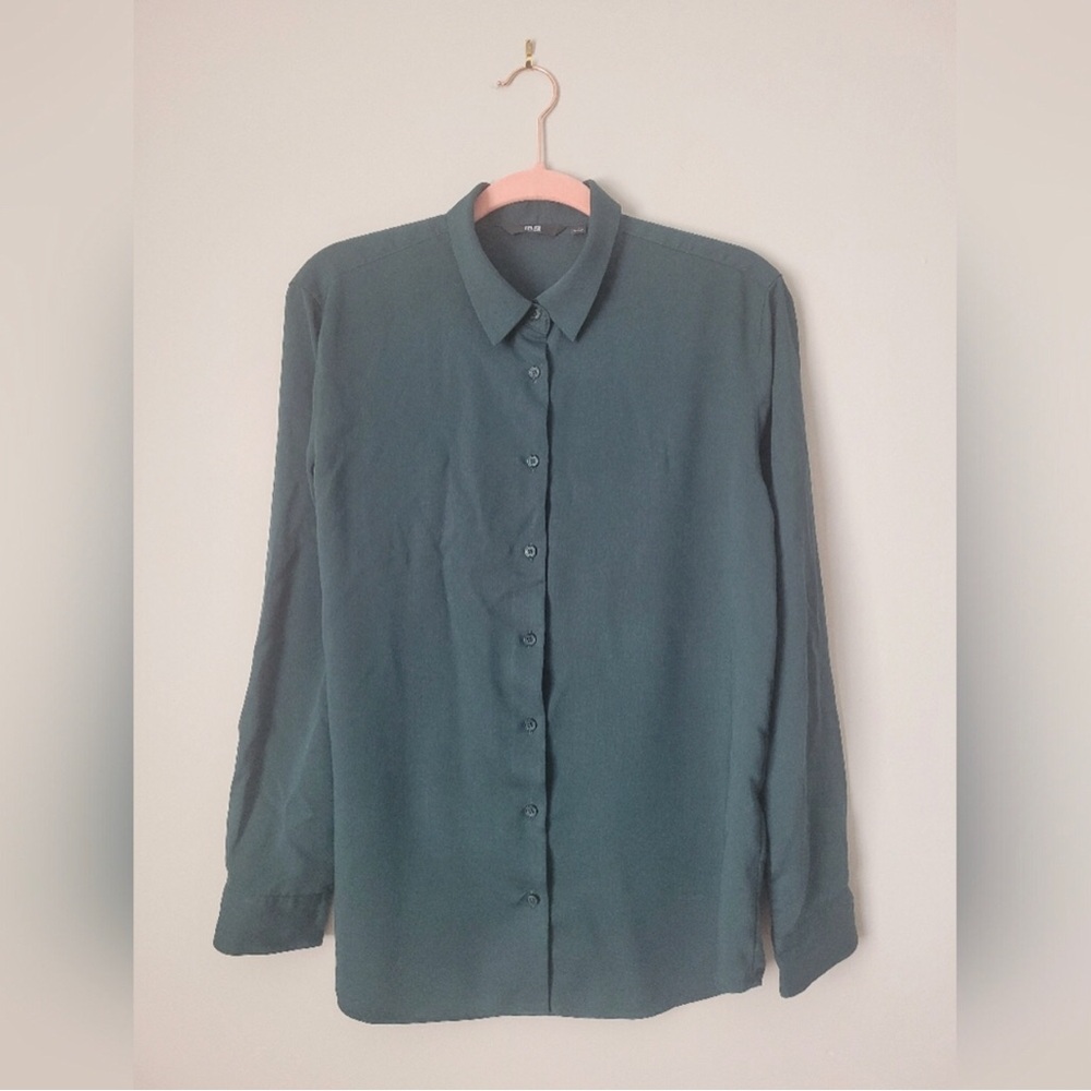 Uniqlo green button down M